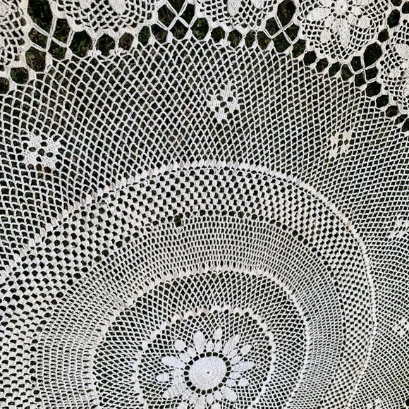 COPY - Crochet tablecloth - Picture 4 of 7